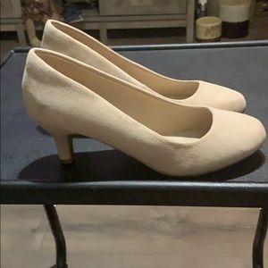 Low heel pumps